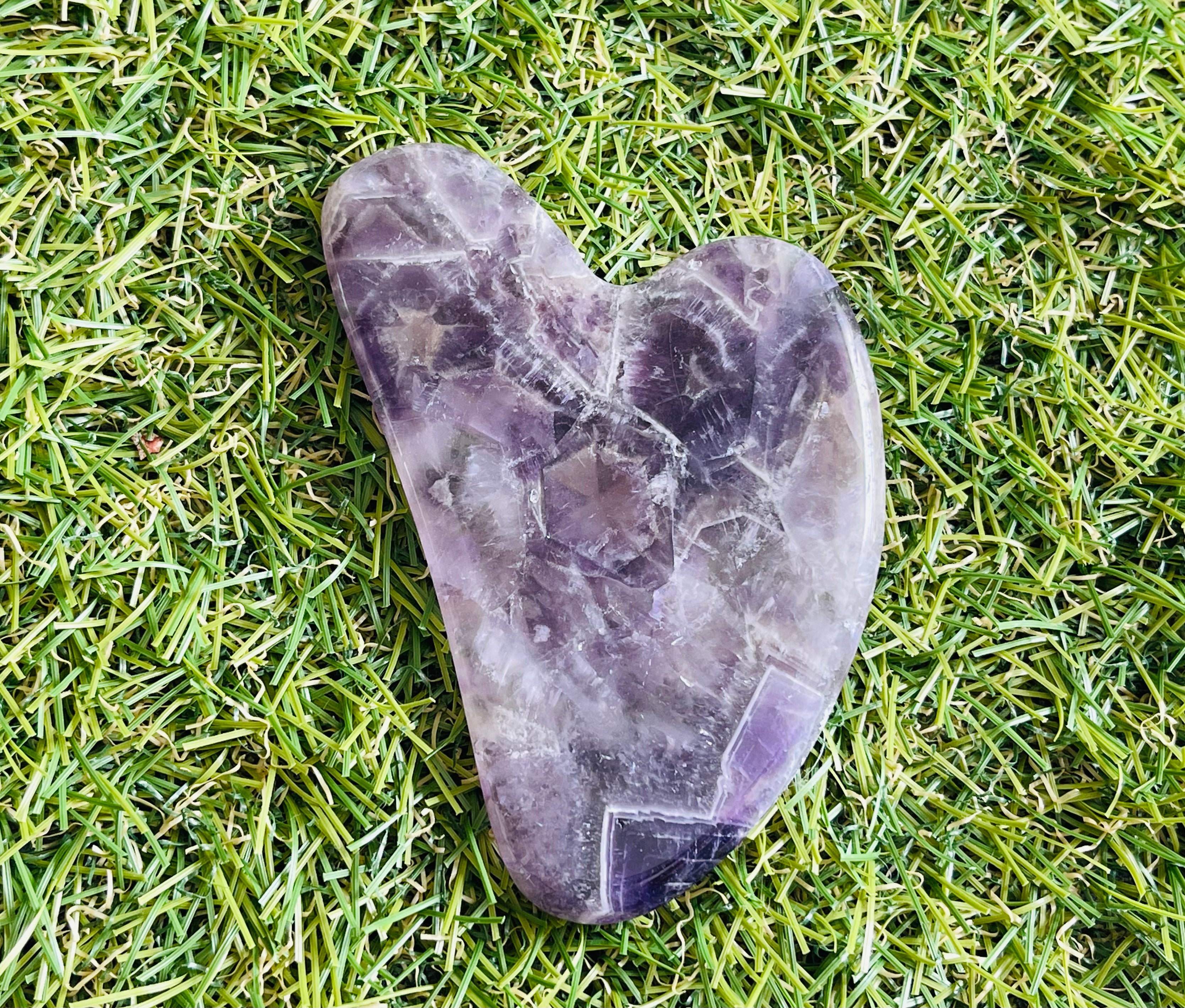 Outil de massage Gua Sha en Améthyste - Les bijoux de Théa